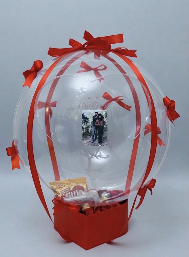 A customisable Dakiya gift arrangement with a flower box and balloons